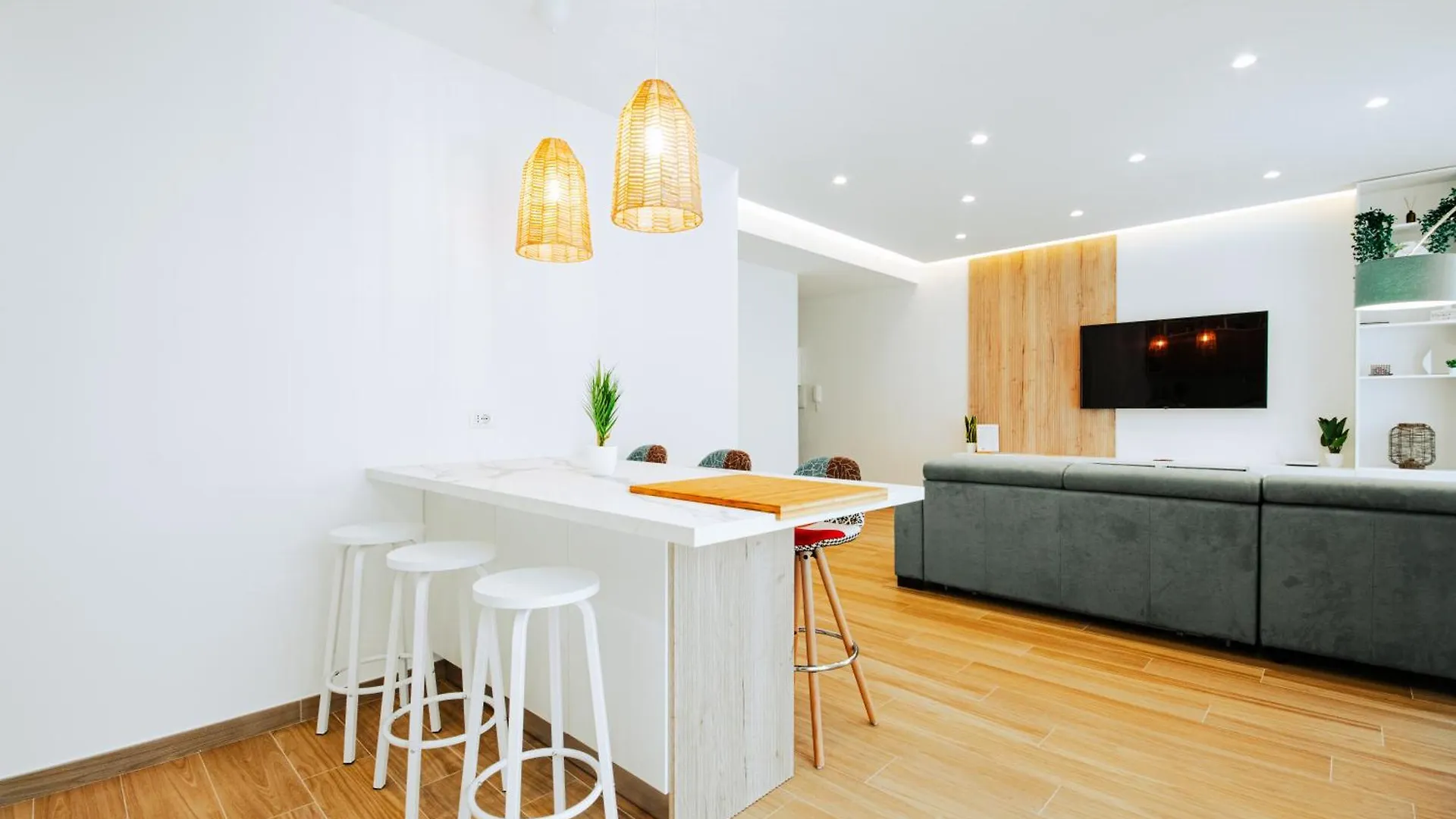 Luxury Apartment Near Naples, Parking, 2 Bath Frattamaggiore